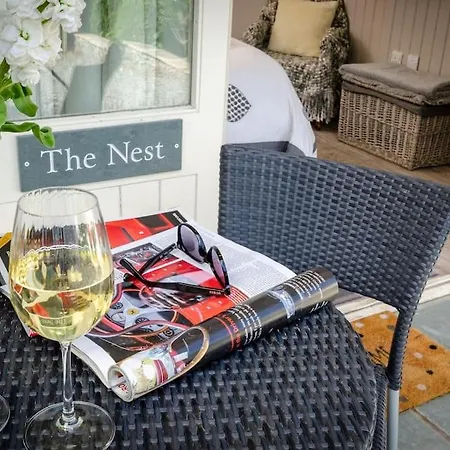 The Nest, Clappersgate, 公寓 *